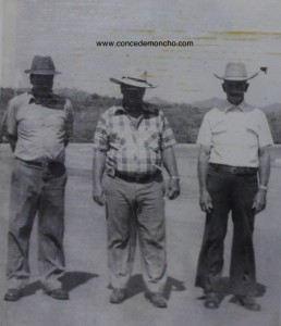 Los hermanos Augusto, Eduardo y Evencio Quesada Alpízar en playa Sámara. Finales de 1970.